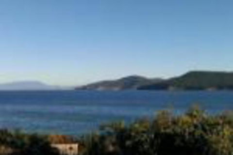 Larus Waterfront Cottage - Accommodation Rockhampton 0