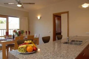 The Lakes Apartments - Accommodation Rockhampton 4