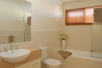 The Lakes Apartments - Accommodation Rockhampton 3