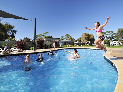 NRMA Eastern Beach Holiday Park - Accommodation Rockhampton 1