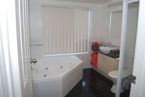 Lookout Holiday Units - Accommodation Rockhampton 4