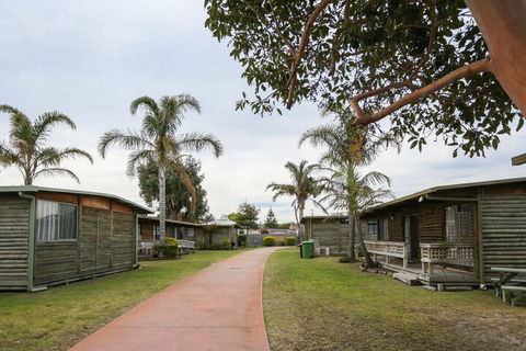 Lazy Acre Log Cabins - Accommodation Rockhampton 1