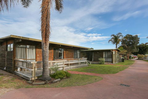 Lazy Acre Log Cabins - Accommodation Rockhampton 2