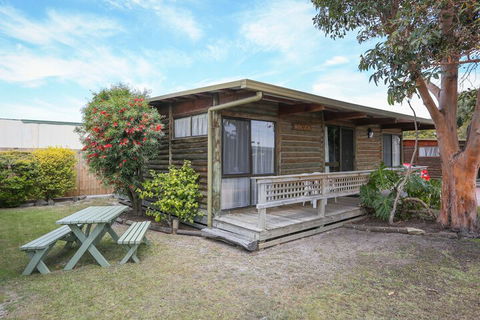 Lazy Acre Log Cabins - Accommodation Rockhampton 6