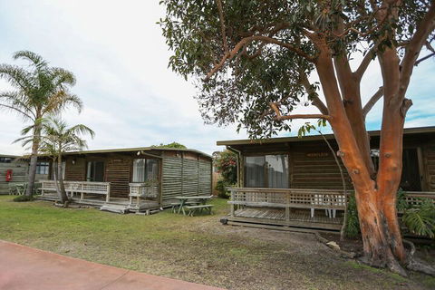 Lazy Acre Log Cabins - Accommodation Rockhampton 7