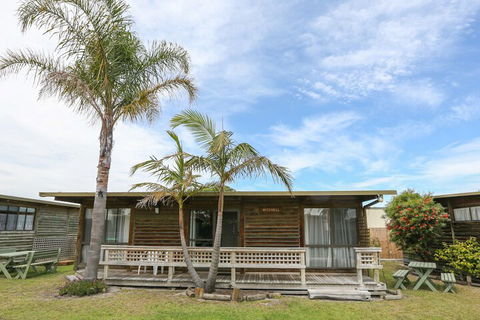 Lazy Acre Log Cabins - Accommodation Rockhampton 3