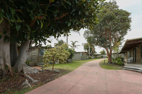 Lazy Acre Log Cabins - Accommodation Rockhampton 4