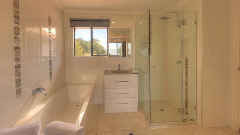 Dolphin Waters Tin Can Bay - Accommodation Rockhampton 3
