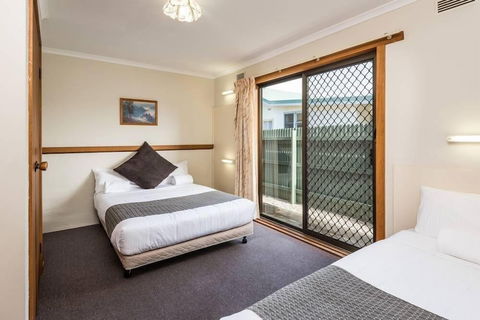 Lakes Jakaranda Holiday Units - Accommodation Rockhampton 5