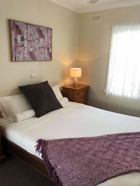 Lakes Jakaranda Holiday Units - Accommodation Rockhampton 1