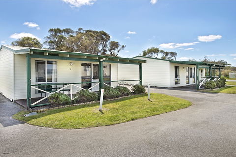 Acclaim Rose Gardens Beachside Holiday Park - Accommodation Rockhampton 2