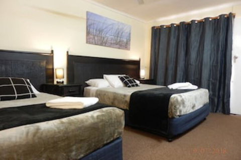 Flying Spur Motel - Accommodation Rockhampton 0