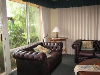 The Grandhouse York - Accommodation Rockhampton 4