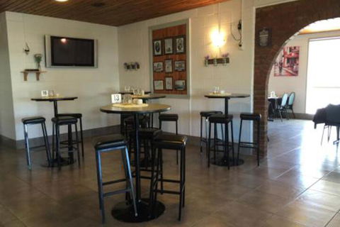 Kings Motor Inn & Steakhouse - Accommodation Rockhampton 2