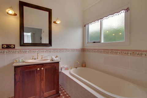 Walton House - Accommodation Rockhampton 0