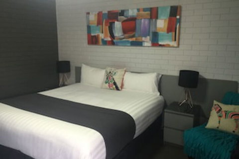 Blue Violet Motor Inn - Accommodation Rockhampton 0