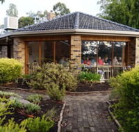 Magdala Motor Lodge  Lakeside Restaurant - Accommodation Rockhampton