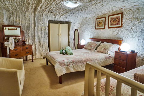Underground Bed And Breakfast - Accommodation Rockhampton 2
