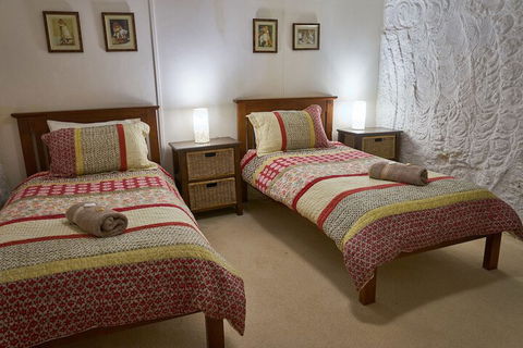 Underground Bed And Breakfast - Accommodation Rockhampton 4