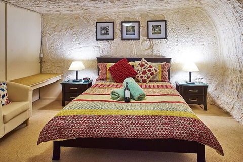Underground Bed And Breakfast - Accommodation Rockhampton 3