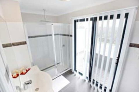 Scarlet Woods Chalets - Accommodation Rockhampton 6