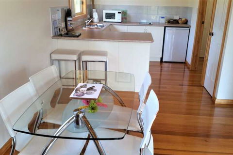 Four Seasons Waterfront Villas - Accommodation Rockhampton 4