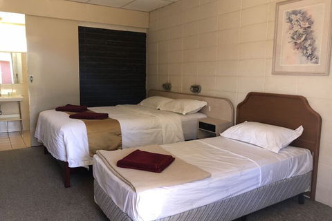 Inland Oasis Motel - Accommodation Rockhampton 3