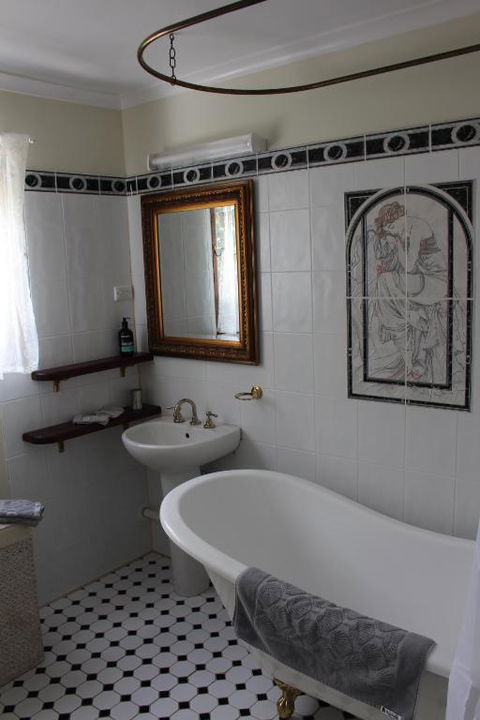 Dancing Waters Cottage - Accommodation Rockhampton 2