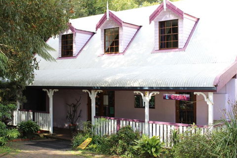 Dancing Waters Cottage - Accommodation Rockhampton 1