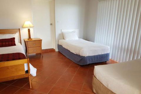 Corlette Poolside Getaway - Accommodation Rockhampton 2
