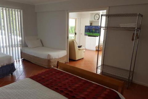 Corlette Poolside Getaway - Accommodation Rockhampton 6