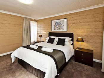 Riverway Chalets - Accommodation Rockhampton 3