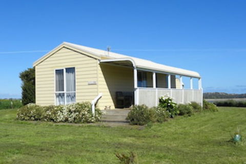 High View Family Cottages - Accommodation Rockhampton 0