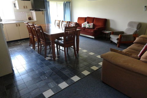 High View Family Cottages - Accommodation Rockhampton 2