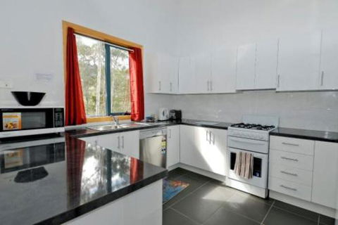 Hill Top Retreat - Accommodation Rockhampton 0