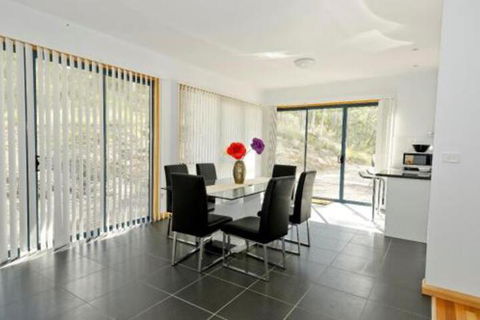 Hill Top Retreat - Accommodation Rockhampton 3