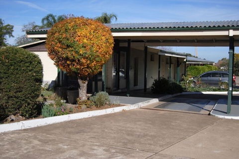 Airlie House Motor Inn - Accommodation Rockhampton 1