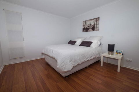 Demure Charm - Accommodation Rockhampton 2