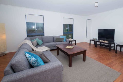 Demure Charm - Accommodation Rockhampton 5