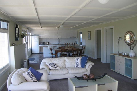 Elusive Penguin - Accommodation Rockhampton 4