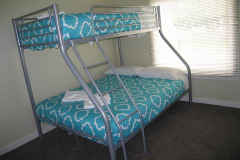 Elusive Penguin - Accommodation Rockhampton 3