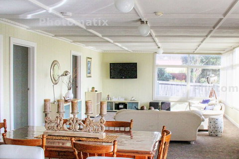 Elusive Penguin - Accommodation Rockhampton 5