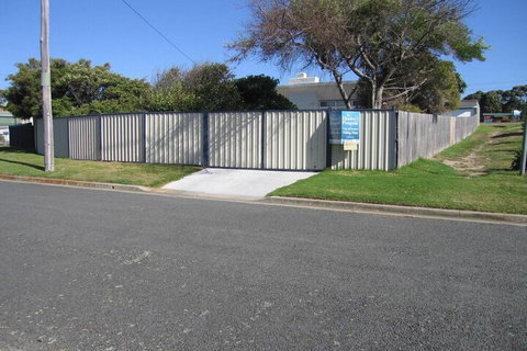 Elusive Penguin - Accommodation Rockhampton 2