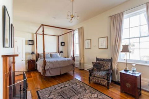 The Grand Old Duke - Accommodation Rockhampton 0