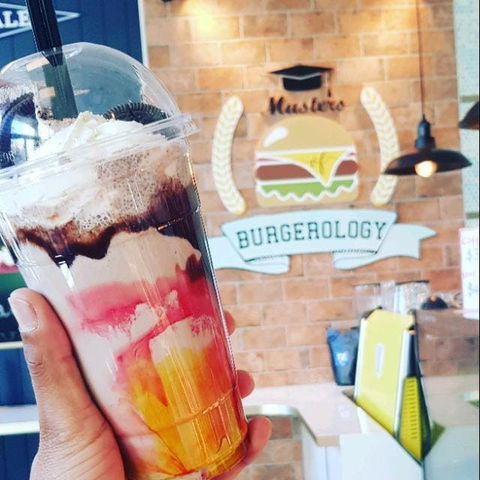 Glamorama - Accommodation Rockhampton 0