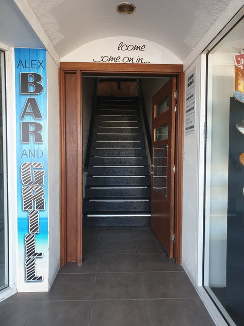 The Alex Bar & Grill - Accommodation Rockhampton 4