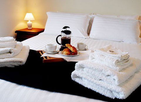 Hut On The Hill B&B - Accommodation Rockhampton 0