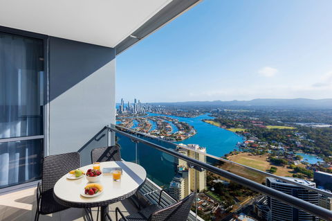 Meriton Suites Southport - Accommodation Rockhampton 2