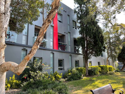 Best Western Plus Camperdown Suites - Accommodation Rockhampton 0