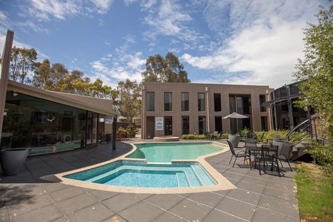 Dingley International Hotel - Accommodation Rockhampton 1